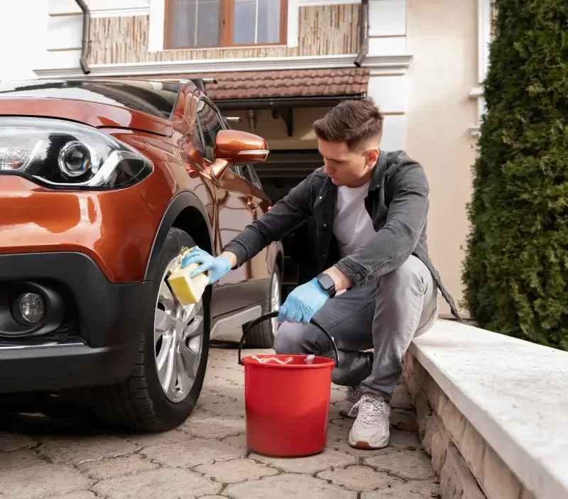 Lavage auto à domicile Sainte-Montaine : professionnel intervenant sur un véhicule
